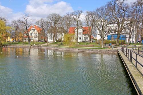 ヴァーレンにあるStadtvilla an der Mueritz SEE 8970の家屋を背景にした水
