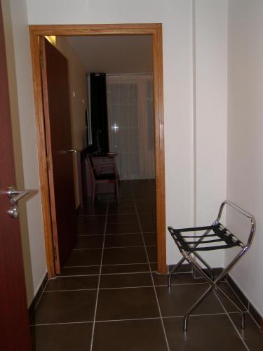 a chair sitting on the floor in a hallway at Hostellerie Del Matin Calme in Montverdun