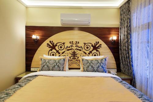 Una cama o camas en una habitación de Katelya Hotel