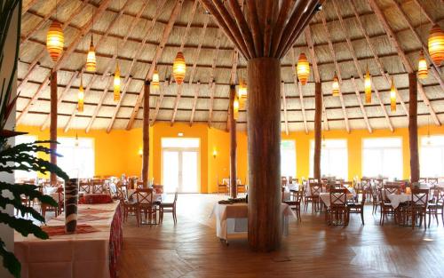 a dining room filled with tables and chairs at Serengeti Park Resort in Hodenhagen