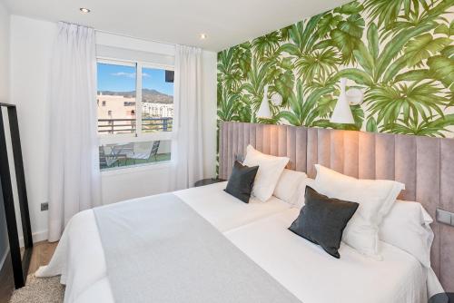 1 dormitorio con 1 cama blanca grande con almohadas blancas en iloftmalaga Ciudad de la Justicia, en Málaga