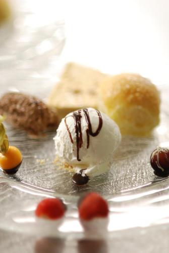 a dessert with chocolate and ice cream on a plate at Gasthaus Paulus in Neustadt an der Donau