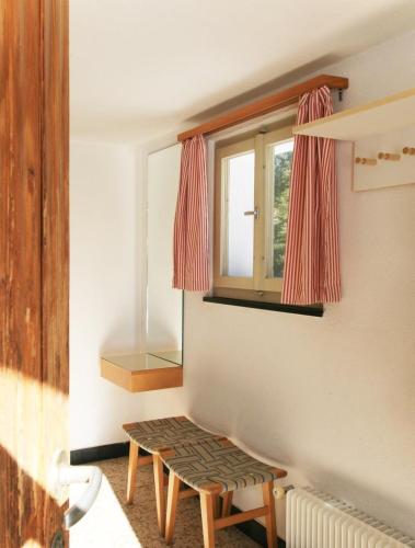 a room with a bench next to a window at Adele (704 De) in Lenzerheide