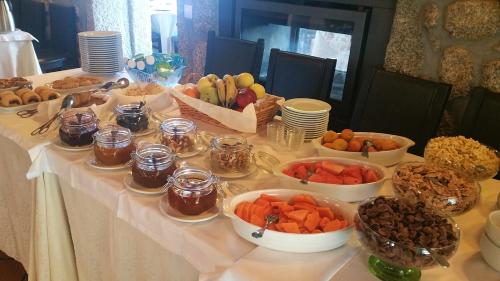 アギアル・ダ・ベイラにあるQuinta de Santo Estêvão Hotel Ruralの果物盛り合わせのテーブル