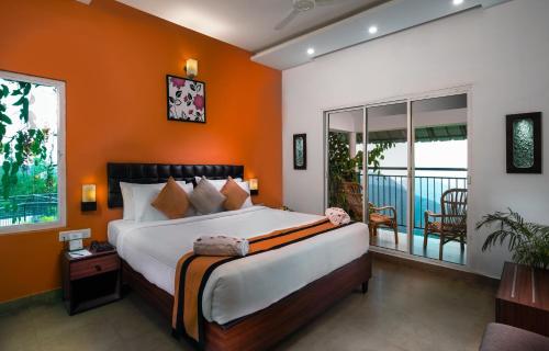 Un pat sau paturi într-o cameră la Munnar Tea Hills Resort - MTHR