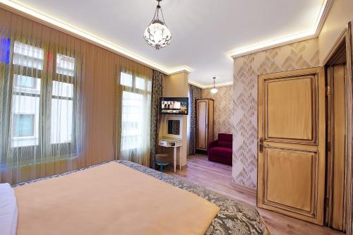 Una cama o camas en una habitación de Katelya Hotel