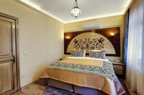 Una cama o camas en una habitación de Katelya Hotel