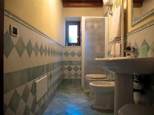 a bathroom with a sink and a toilet at Baglio Bonomo in Castelbuono