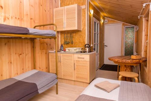 ヴィボルグにあるTurbaza Scandi Land Apartments с зоной барбекю Выборгのベッドルーム1室(二段ベッド2組付)、キッチンが備わります。