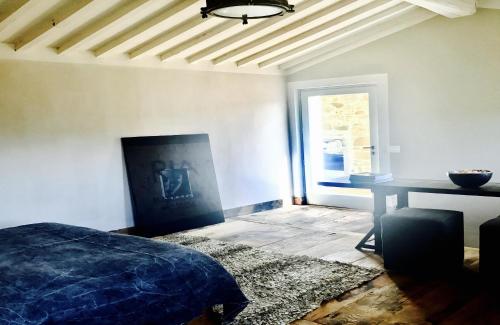 ein Schlafzimmer mit einem Bett und einem Tisch und einem Fenster in der Unterkunft Pippo's Little Resort in Poppi