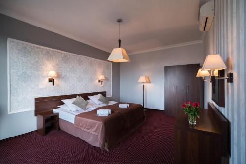 Postel nebo postele na pokoji v ubytování Jasek Premium Hotel Wrocław