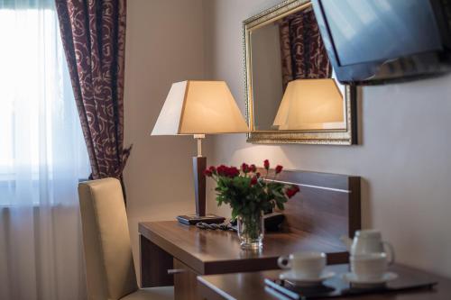 Jasek Premium Hotel Wrocławにあるテレビまたはエンターテインメントセンター