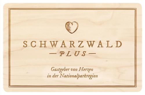 un marco de madera con un corazón y las palabras joyas desplumadas en BFE Waldblick Tonbach, en Baiersbronn