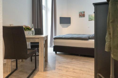 a bedroom with a desk and a bed with a table at Appartement am Schloss in Gießen