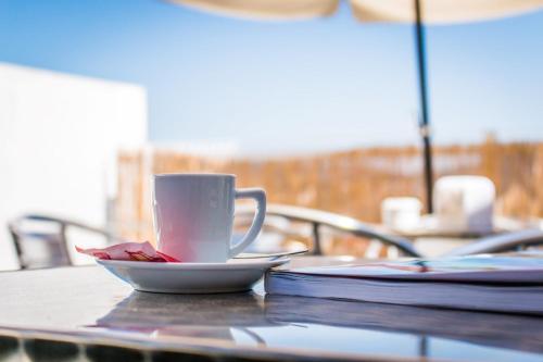 una taza de café sobre una mesa en Dom Hotel, en Penafiel