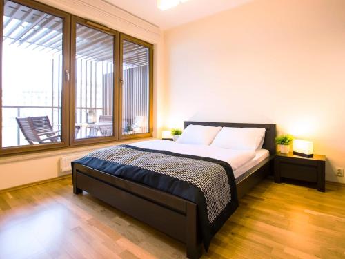 コウォブジェクにあるVacationClub - Olympic Park Apartment A301のベッドルーム(大型ベッド1台、大きな窓付)