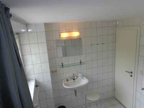 y baño con lavabo y espejo. en Weimar-Appartement en Weimar