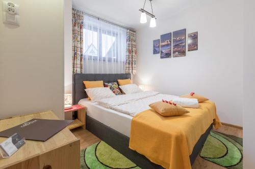 Postel nebo postele na pokoji v ubytování Apartamenty Smrekowa Zakopane