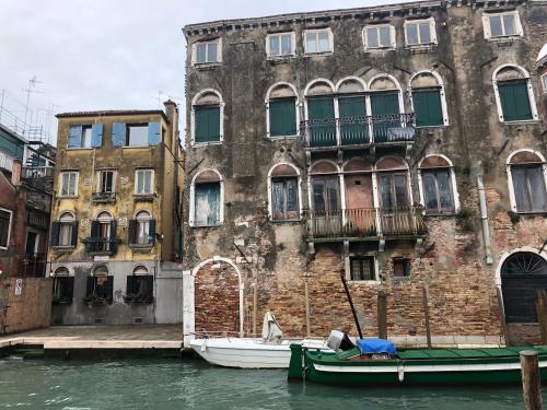 a boat in the water in front of a building at Ca' Vittoria in Venice