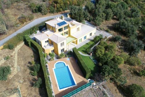 una vista aérea de una casa con piscina en Casa das Oliveiras - OLIVE TREE, en Monchique