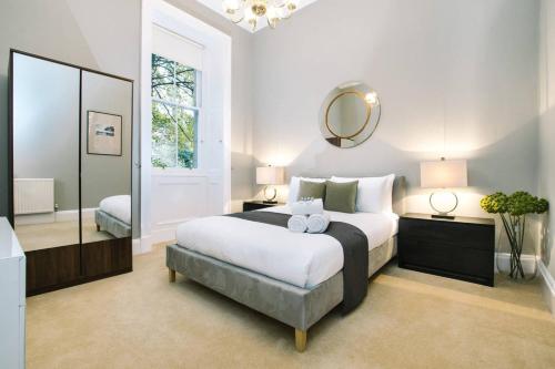 Katil atau katil-katil dalam bilik di ALTIDO Palmerston Place Residence - Luxury City Centre Apt with Private Parking