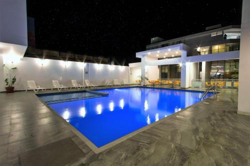 Πισίνα στο ή κοντά στο Cumbaza Hotel & Convenciones