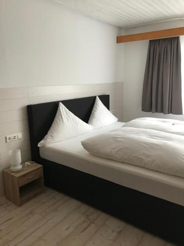 Ein Bett oder Betten in einem Zimmer der Unterkunft Hotel Restaurant Landhaus Köhle