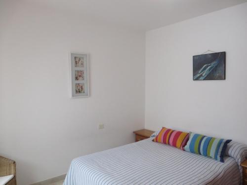 a bedroom with a bed and a pillow on it at Coqueto apartamento in Famara