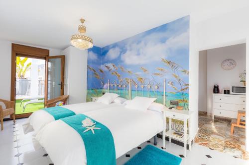 1 dormitorio con 1 cama con un mural de playa en Salamandra Plaza B&B en Cómpeta