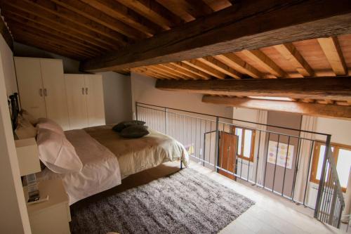 - une chambre avec un lit et un balcon dans l'établissement Sweet Home In Santa Croce, à Florence