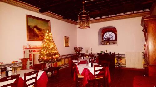 una sala da pranzo con un albero di Natale al centro di Palazzetto Leonardi a San Polo dei Cavalieri