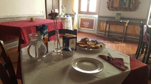 a table with a plate of food on it at Palazzetto Leonardi in San Polo dei Cavalieri