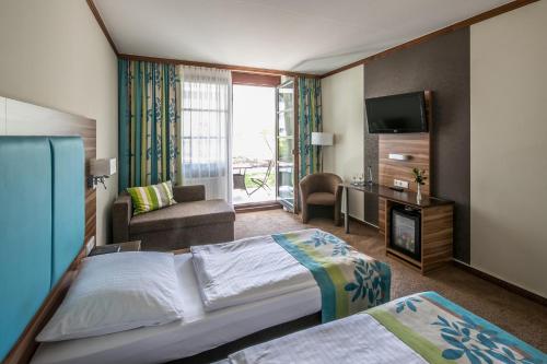 Un pat sau paturi într-o cameră la Hotel am Krone Park