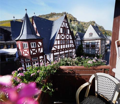 a group of houses with flowers on a balcony at Hotel am Markt Bacharach in Bacharach