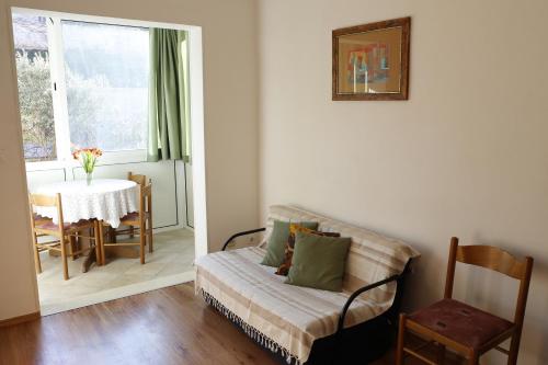 sala de estar con sofá, mesa y ventana en Apartment Marijana, en Dubrovnik