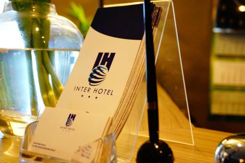 Sijil, anugerah, tanda atau dokumen lain yang dipamerkan di Inter Hotel