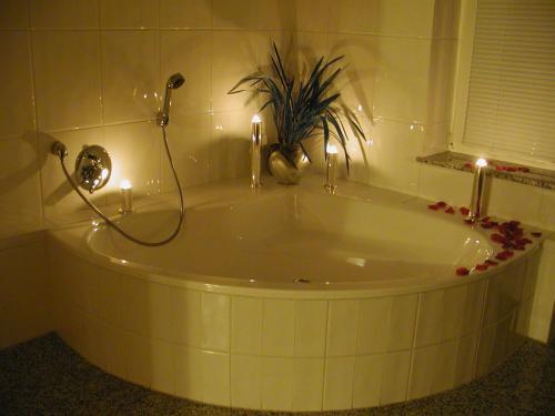 baño con bañera con velas y planta en Ferienweingut Port, en Bernkastel-Kues