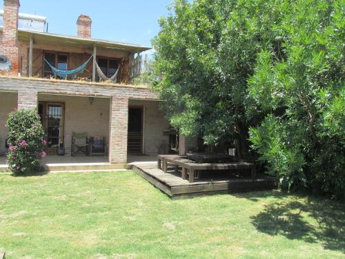 una casa con una mesa de picnic en un patio en Je Nous Casa, en José Ignacio