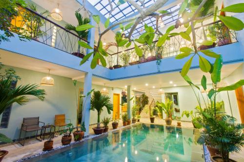 een binnenzwembad in een huis met planten bij Villa De Campagne Hoi An in Hội An