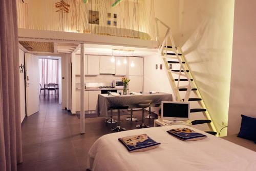 um quarto com uma cama, uma cozinha e uma escada em il-terno all'8 al centro storico old town em Nápoles
