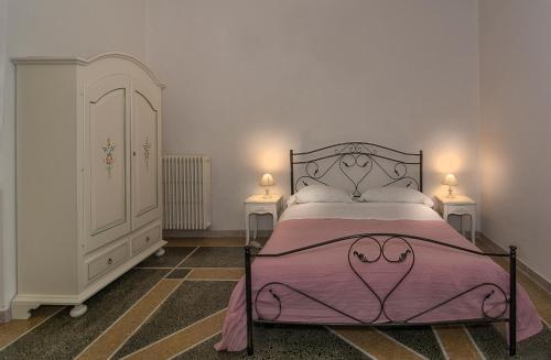 sypialnia z łóżkiem i 2 szafkami nocnymi w obiekcie Holiday Pisa Gare w Pizie