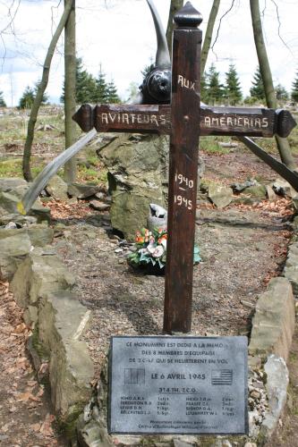 a wooden sign in the middle of a park at Les Chanterelles in Jalhay