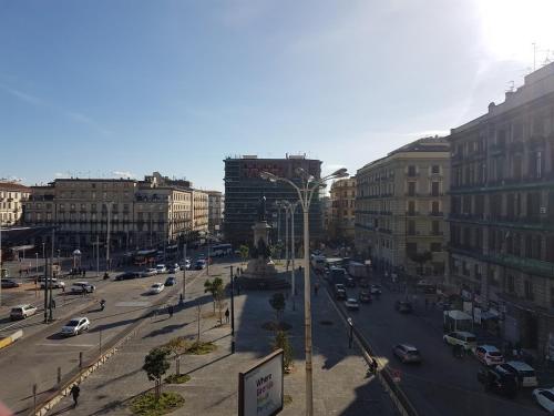 ナポリにあるLa Piazza - Garibaldi 2.6の車道の賑やかな街道