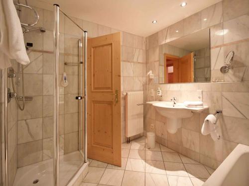ein Bad mit einer Dusche, einem Waschbecken und einer Dusche in der Unterkunft Hotel-Gasthof Zum Süßen Grund in Albstadt