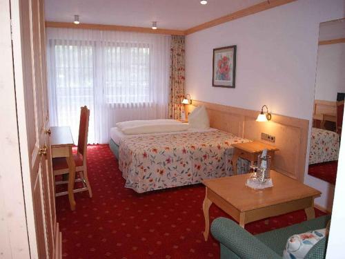 una camera d'albergo con letto e tavolo di Hotel-Gasthof Zum Süßen Grund ad Albstadt