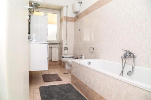 a bathroom with a bath tub and a toilet at ALL NEW Luxury condo sleeps 6,Balcony,Fibra WIFI in Rome
