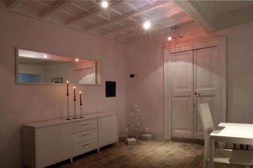 Zimmer mit einem Tisch, einem Spiegel und einer weißen Tür in der Unterkunft Il Melograno in Veroli