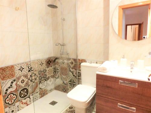 バレンシアにあるTotal Valencia Mercatのバスルーム(トイレ、洗面台、鏡付)