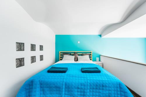 ブダペストにあるRákóczi Stylish Entire Apartmentのベッドルーム1室(青いベッド1台、枕2つ付)