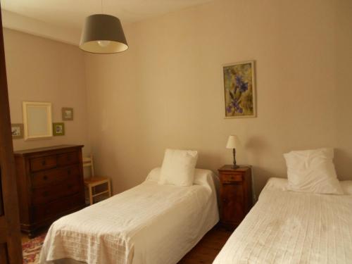 sypialnia z 2 łóżkami z białą pościelą w obiekcie La Tour de Lavalette w mieście Angoulême